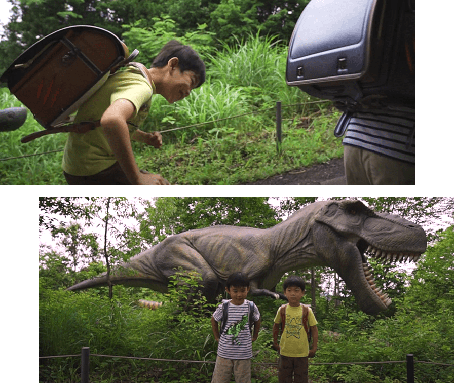 ダイナソー恐竜ランドセル背負う二人